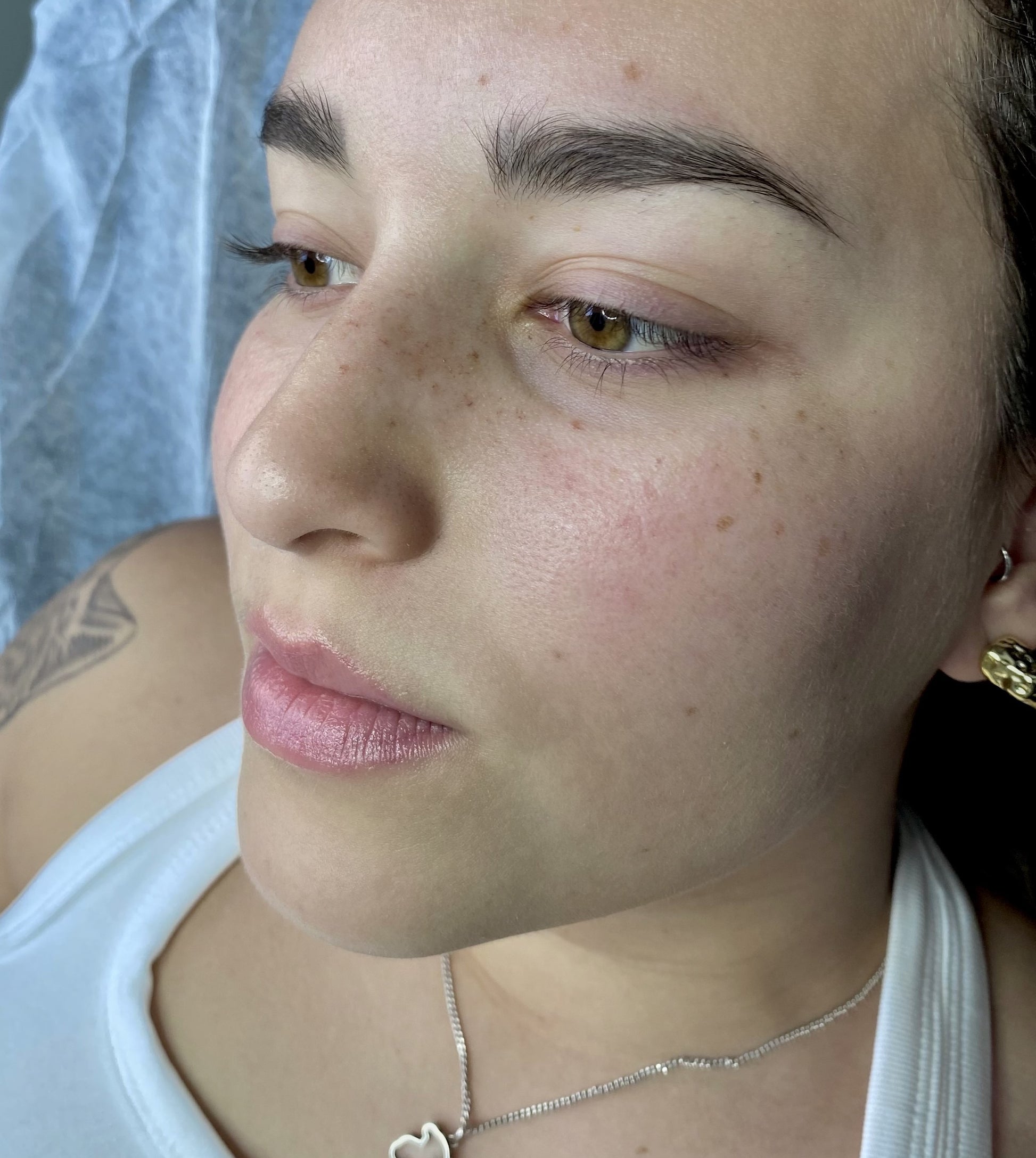tatuaje pecas natural