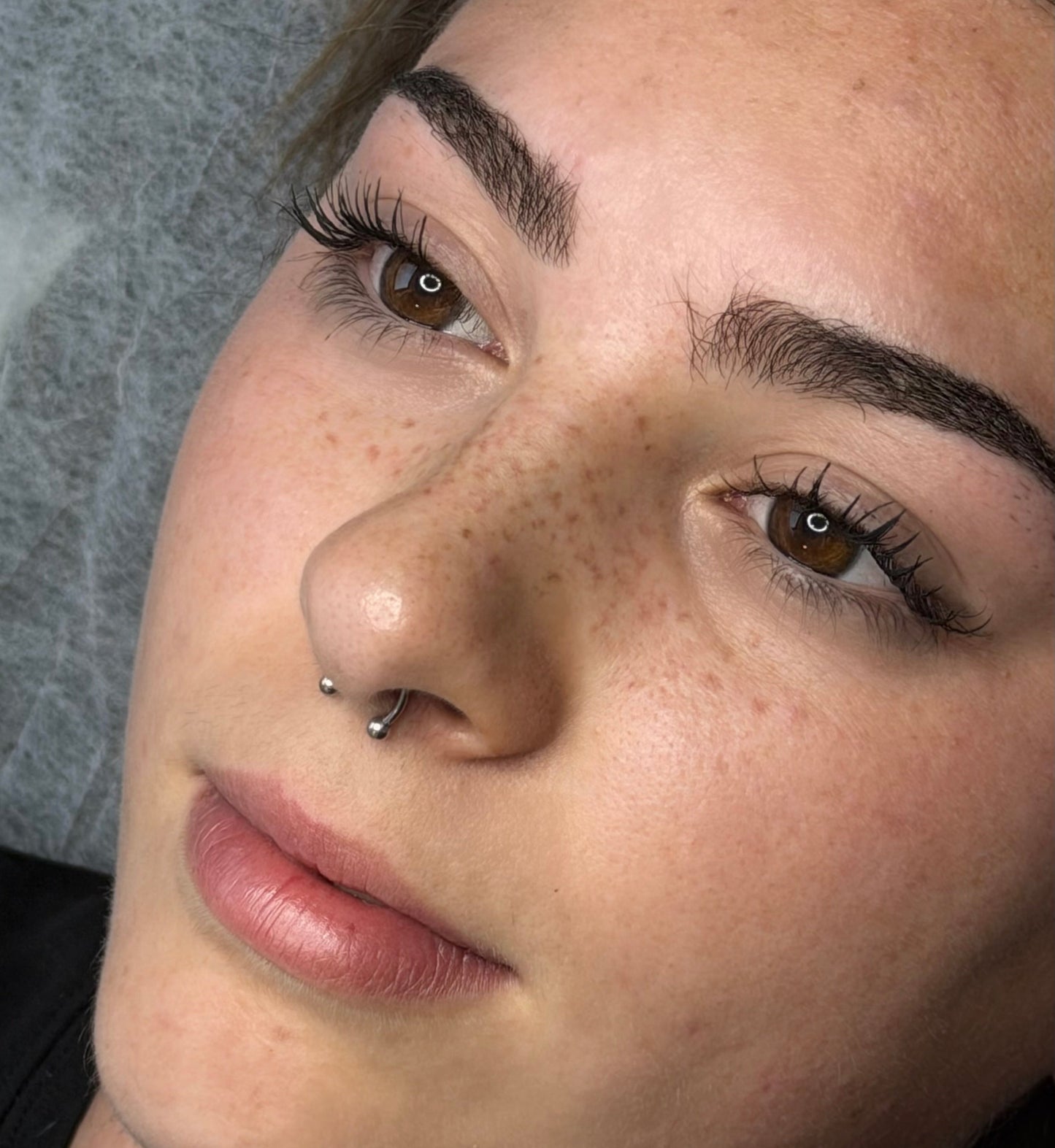 tatuaje de pecas nariz